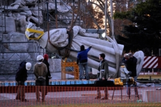 Operarios retirando la estatua de Cristobal Coln.