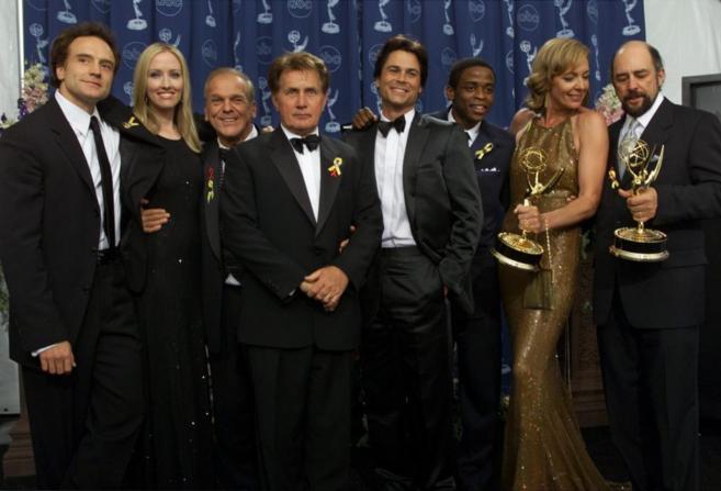 El actor (en el centro) recibiendo un Emmy junto a sus compañeros de...