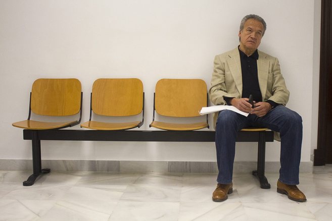 Pedro Pacheco, sentado en los pasillos de la Audiencia de Cdiz.