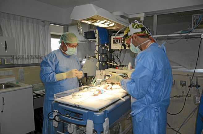 El doctor Anastasio Montero (a la izquierda) durante la operacin del...