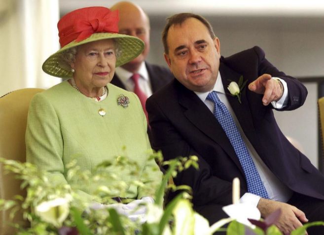 Isabel II junto al ministro principal escocs, Alex Salmond.