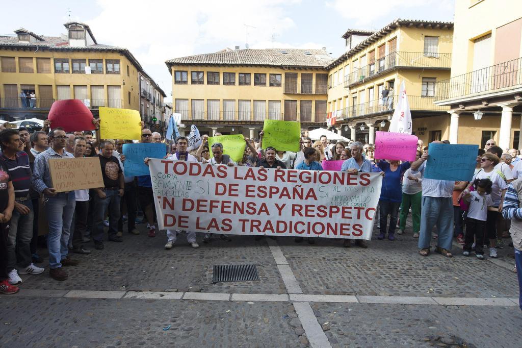 Manifestantes con pancartas en la localidad vallisoletana.