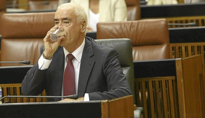 El consejero de Educacin, Luciano Alonso, bebe agua en el Parlamento...