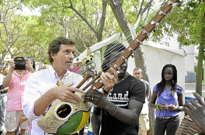 Mateu Isern toca un instrumento africano en su visita, ayer, a Son...