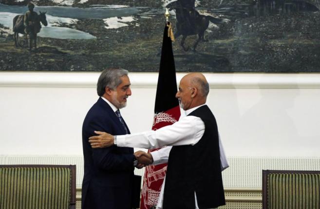 Abdullah Abdullah da la mano a Ashraf Ghani
