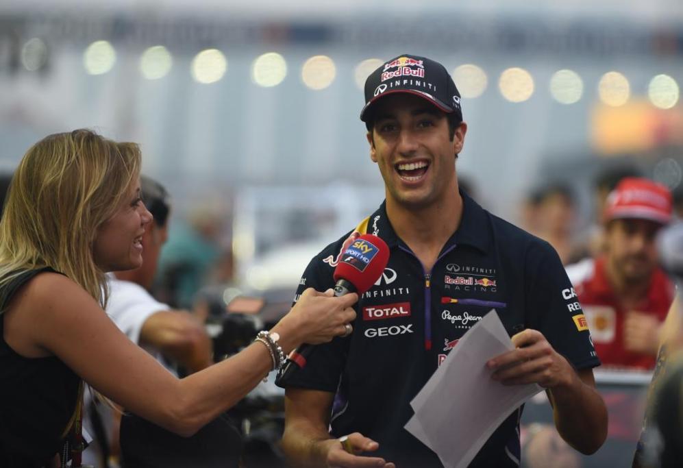 Ricciardo hablando con una periodista antes de la carrera.