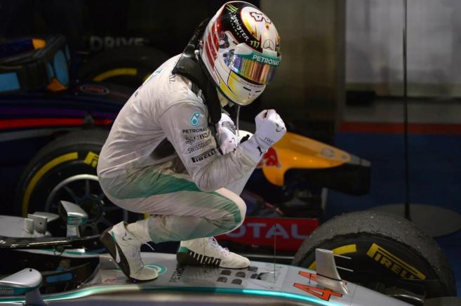 Lewis Hamilton celebra sobre su monoplaza la victoria en Singapur.