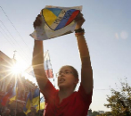 Una mujer muestra una pancarta a favor de Ucrania en la manifestacin...