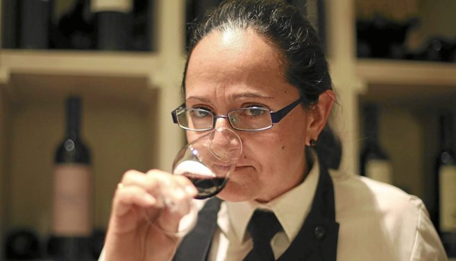 La sumiller onubense Francisca Clarines degusta uno de los vinos del...