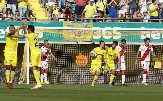 El Villarreal celebra el primer gol que iniciaba la remontada.