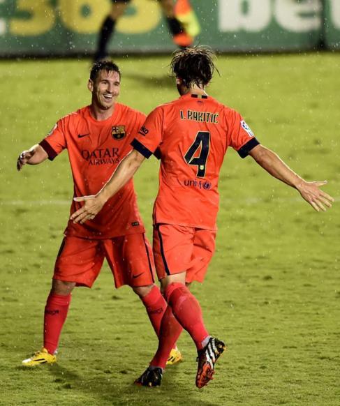 Messi y Rakitic celebran el gol del croata al Levante.