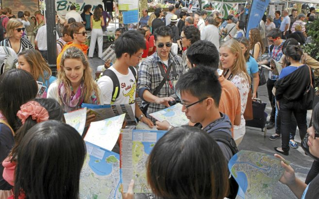 Un grupo de turistas consulta sus mapas en San Sebastin.