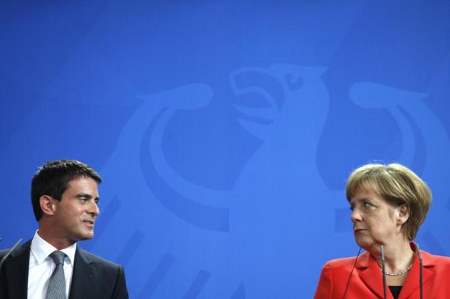 Manuel Valls (izqda.) junto a Angela Merkel (dcha.) durante la rueda...