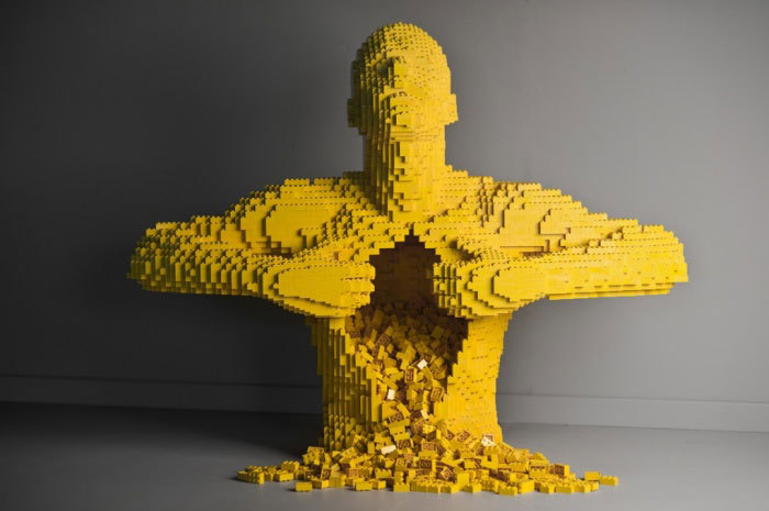 La escultura 'Amarillo' ha sido construida con ms de 11.000 piezas de Lego. Su autor le dio forma en "un momento difcil", cuando decidi dejar atrs la seguridad del mundo empresarial para dedicarse a la creacin, segn ha declarado al diario 'The Guardian'.