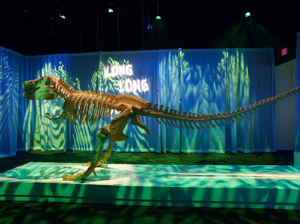 'Dinosaurio', un Tironasaurio Rex que ha requerido ms de 80.000 ladrillos, es la escultura ms grande que jams ha hecho su autor.  Fue construida en seal de agradecimiento a los nios que acudieron a ver su primera exposicin individual en 2007.