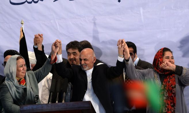 El nuevo presidente afgano, Ashraf Ghani, rodeado de sus seguidores en...