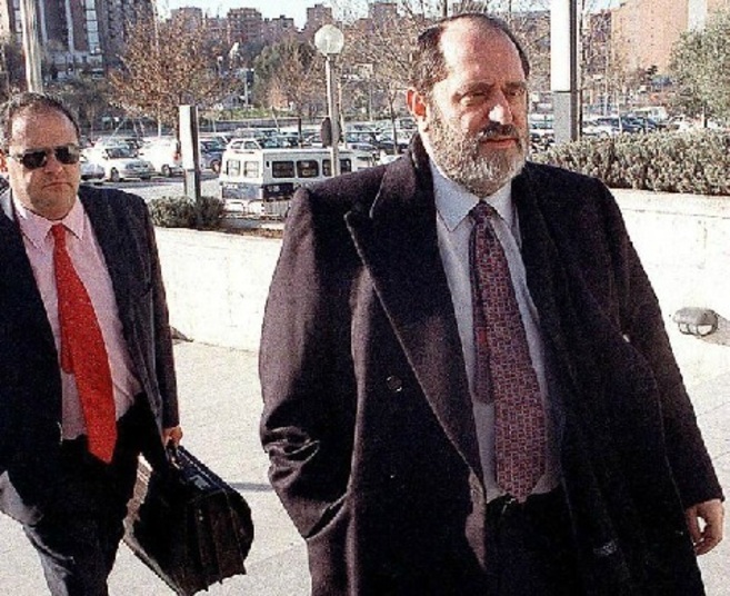 A la derecha, el abogado y ex convicto Emilio Rodríguez Menéndez, a...