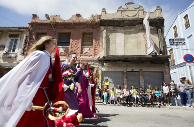 Mujeres participan en una de las procesiones de la Semana Santa...