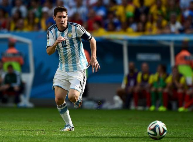 Leo Messi corre hacia un baln en el pasado mundial.