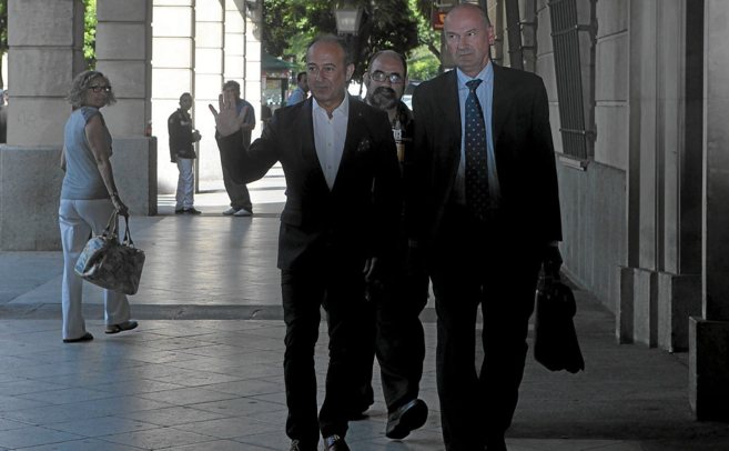 El ex consejero Martn Soler saluda a su llegada al juzgado de...