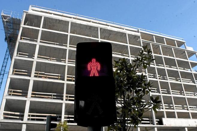 Imagen de archivo de un semáforo en rojo para peatones delante de un...