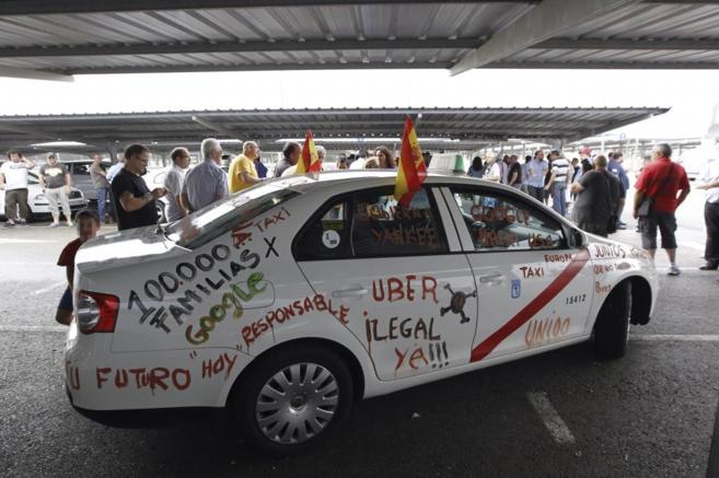 Taxistas protestan en Madrid contra el intrusismo de Uber el pasado...