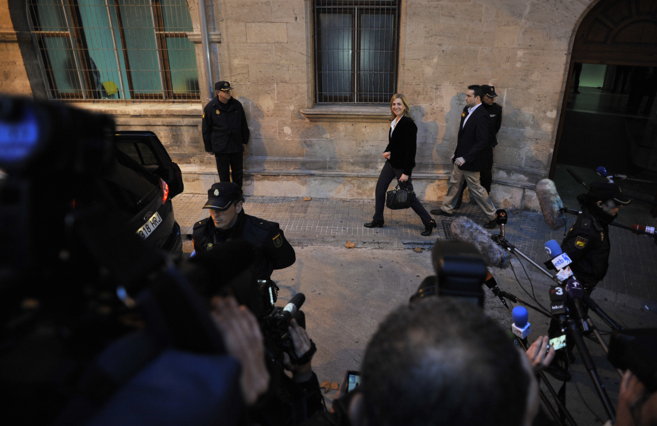 La Infanta Cristina a la salida de los Juzgados de Palma tras declarar...