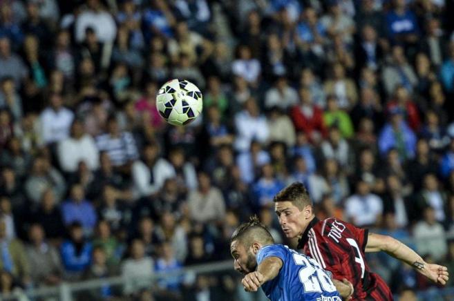Fernando Torres cabecea el baln para conseguir el 2-1.