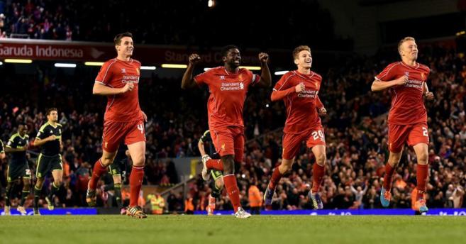 Los jugadores del Liverpool celebran el pase a la cuarta ronda de la...