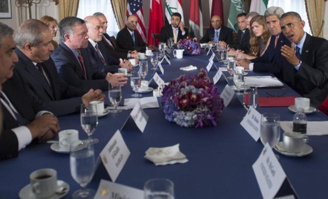 Barack Obama, a la derecha, toma la palabra durante la reunin.