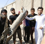 Militantes del Estado Islmico, con un casquillo de misil en Raqqa,...