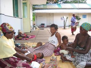 Varias mujeres africanas con sus hijos sentados en el suelo