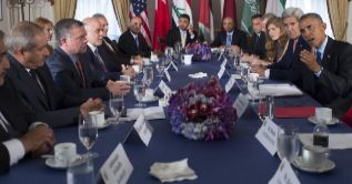 Obama, a la derecha, habla durante la reunin.