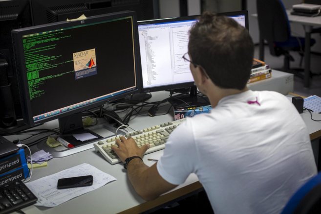 Un joven trabaja ante un ordenador.