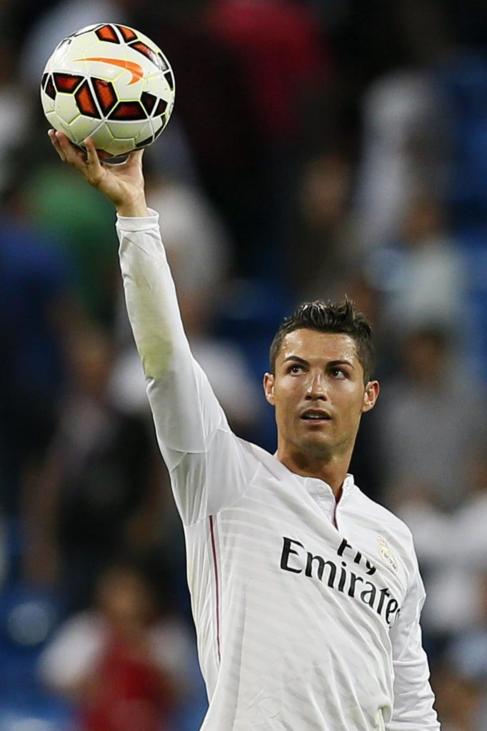 Cristiano enseña el balón al público del Bernabéu