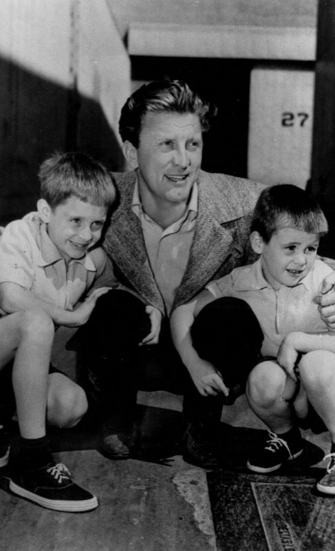 El actor Kirk Douglas junto a sus hijos Michael y Joel Douglas.