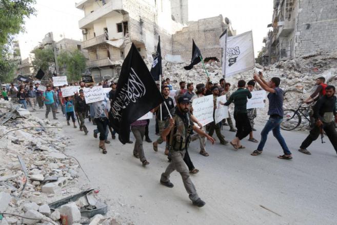 Simpatizantes del Frente Al Nusra, en una marcha ayer en Alepo...