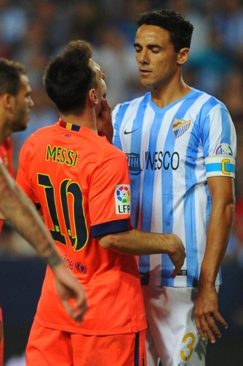 Weligton se encara con Messi durante el partido en Mlaga.