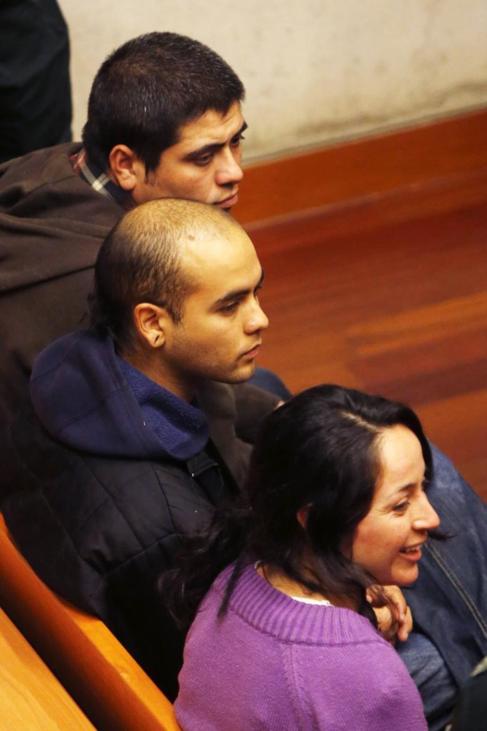 Los tres acusados por el atentado con bomba, durante su comparecencia.