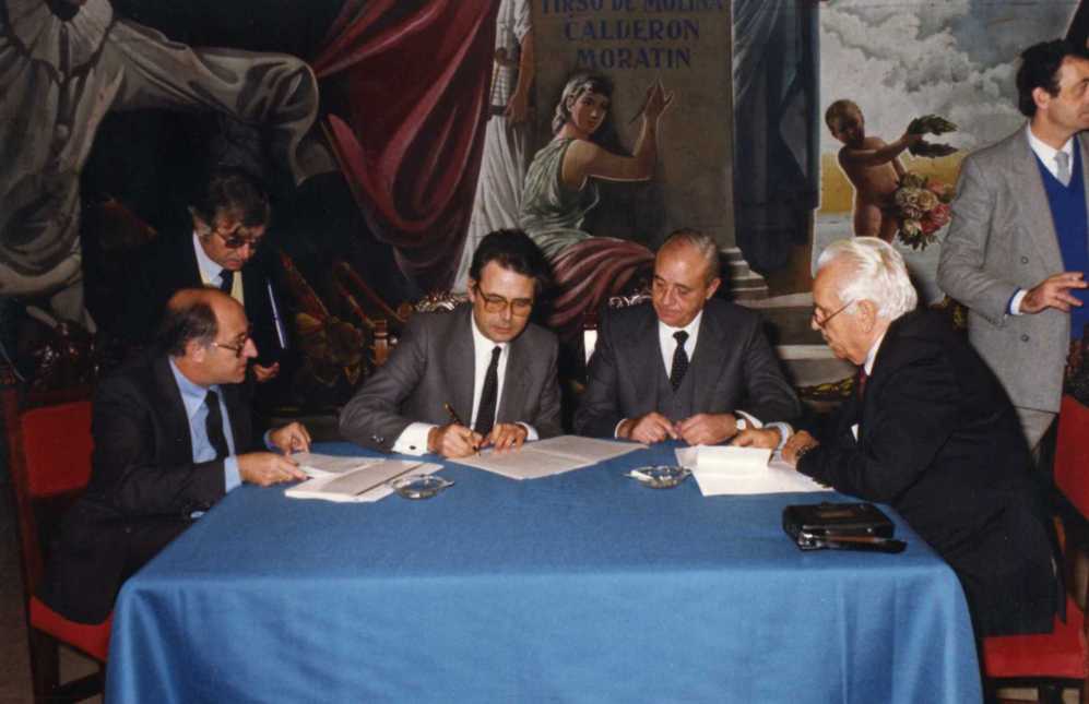Durante la firma de la compra del Teatro Cervantes en 1984..