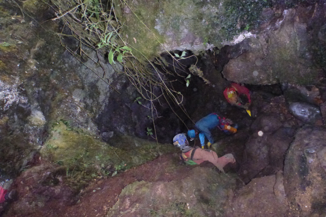 Varios rescatistas se adentran en la cueva donde está atrapado...