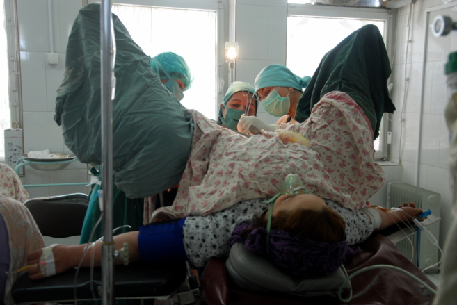 Una mujer es operada de fstula en el hospital Malalai de Kabul.