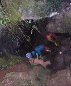 Varios rescatistas se adentran en la cueva donde est atrapado...