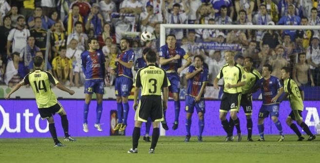 Gabi dispara para lograr el primer gol del Zaragoza en el partido...