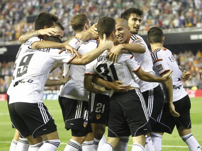Los jugadores del Valencia celebran uno de los goles al Crdoba.