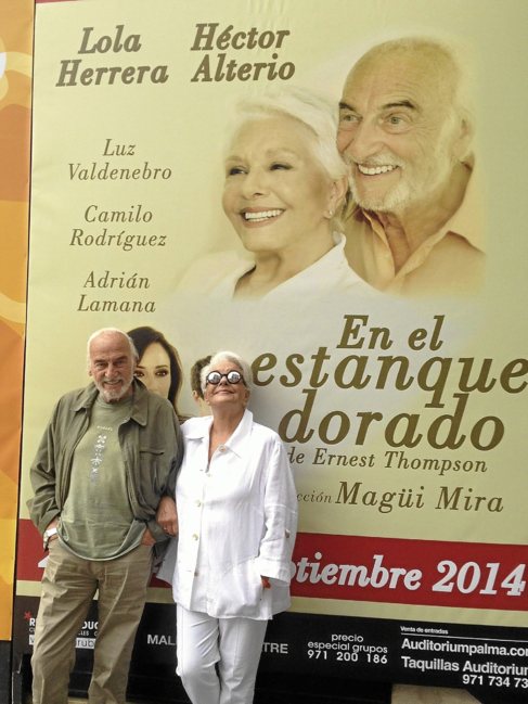 Hctor Alterio y Lola Herrera junto al cartel de la obra.