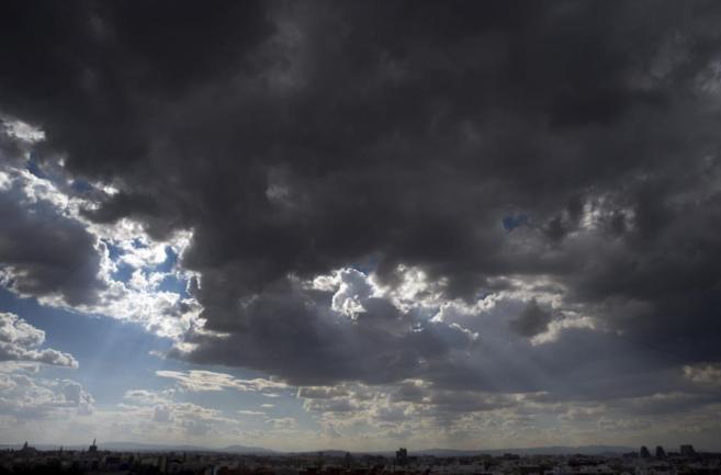 La ciudad de Valencia cubierta de nubes en la tarde del pasado jueves.