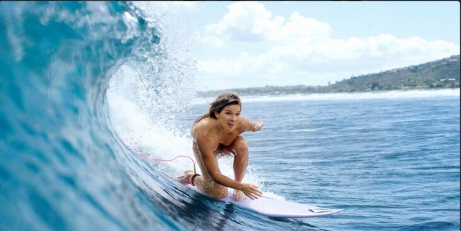 Coco Ho surfeando completamente desnuda en Hawai para la revista...