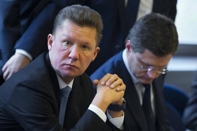 El CEO de Gazprom, Alexei Miller (izda.), junto al ministro ruso de...