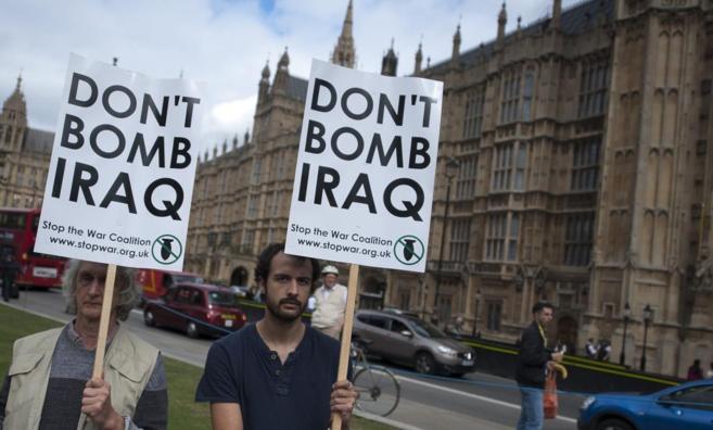 Un manifestante sostiene hoy en Londres una pancarta que dice 'No...